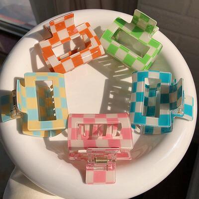 The colored board grabs 100 elegant hairs and scratches the