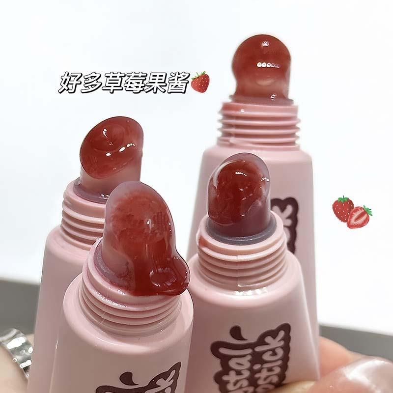 Caramel lightly shines on the lips, soaks the glass on the g