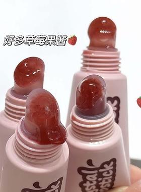 Caramel lightly shines on the lips, soaks the glass on the g