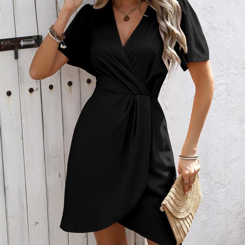 In the summer of 2025, the dress is pure-coloured, gasy, int