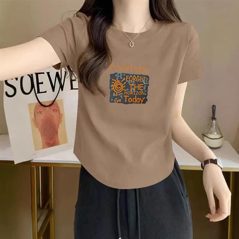 Ancient gray t-shirt girl with a high sense of air and shoul