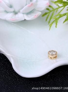 The translucent necklace of the female chain is invisible.