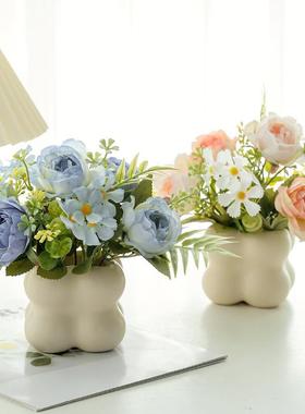 Fake roses in the living room. Simulate green gardening offi