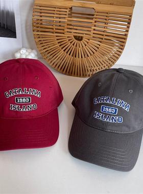 The Korean page bends along the punctuated baseball cap boys