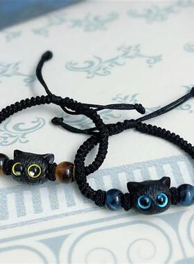 The cute little black cat's bracelet, the couple's choreogra