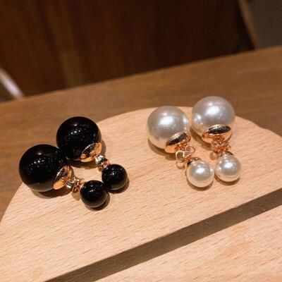 The Korean star wears a lot of pearls on both sides of a swe