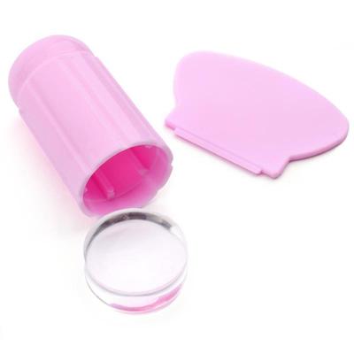 The nails are full of purple and transparent hand handle sil