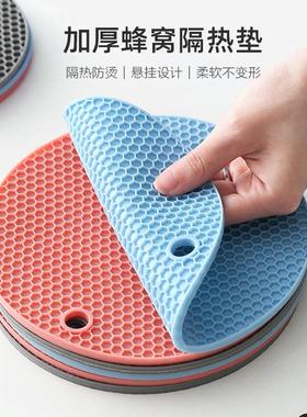 Silicone placemats, heat-resistant pot holders, bowl pads, a