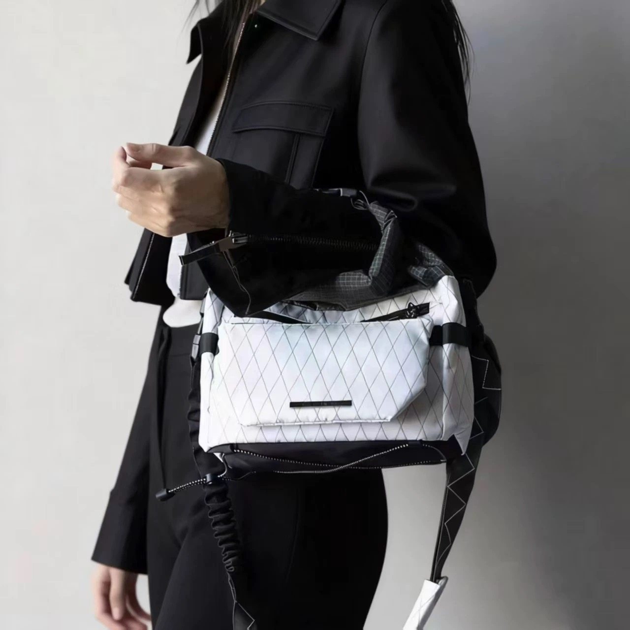 嘉玲同款斜挎包户外运动防水骑行休闲百搭潮牌手机包手拿相机包