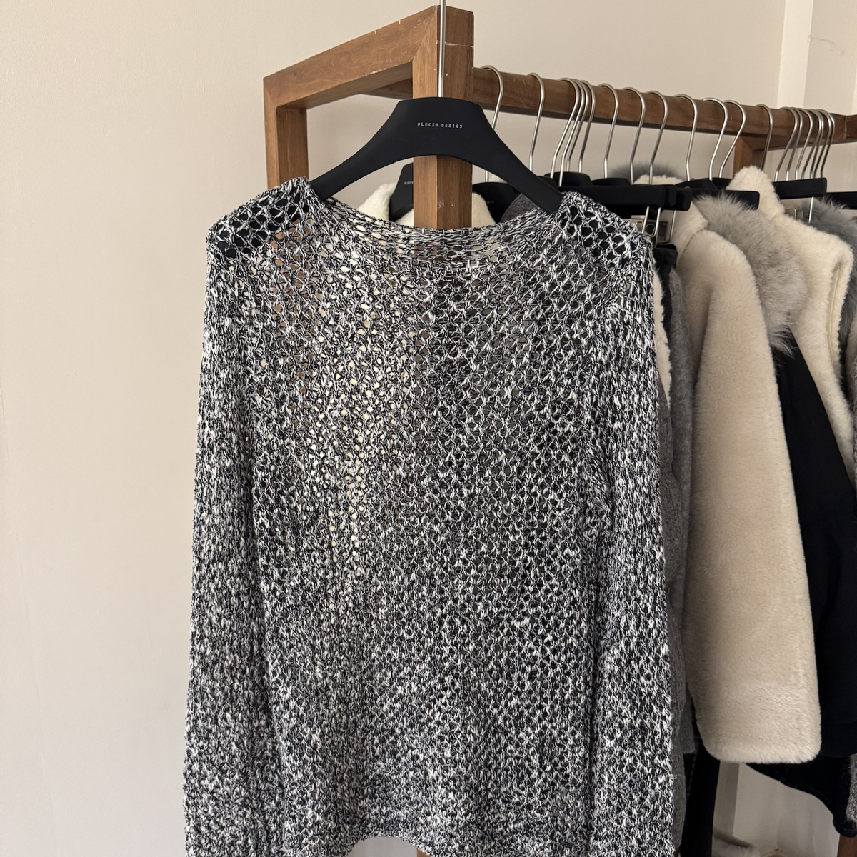 O.LUCKY-简约圆领镂空宽松保暖毛衣676m