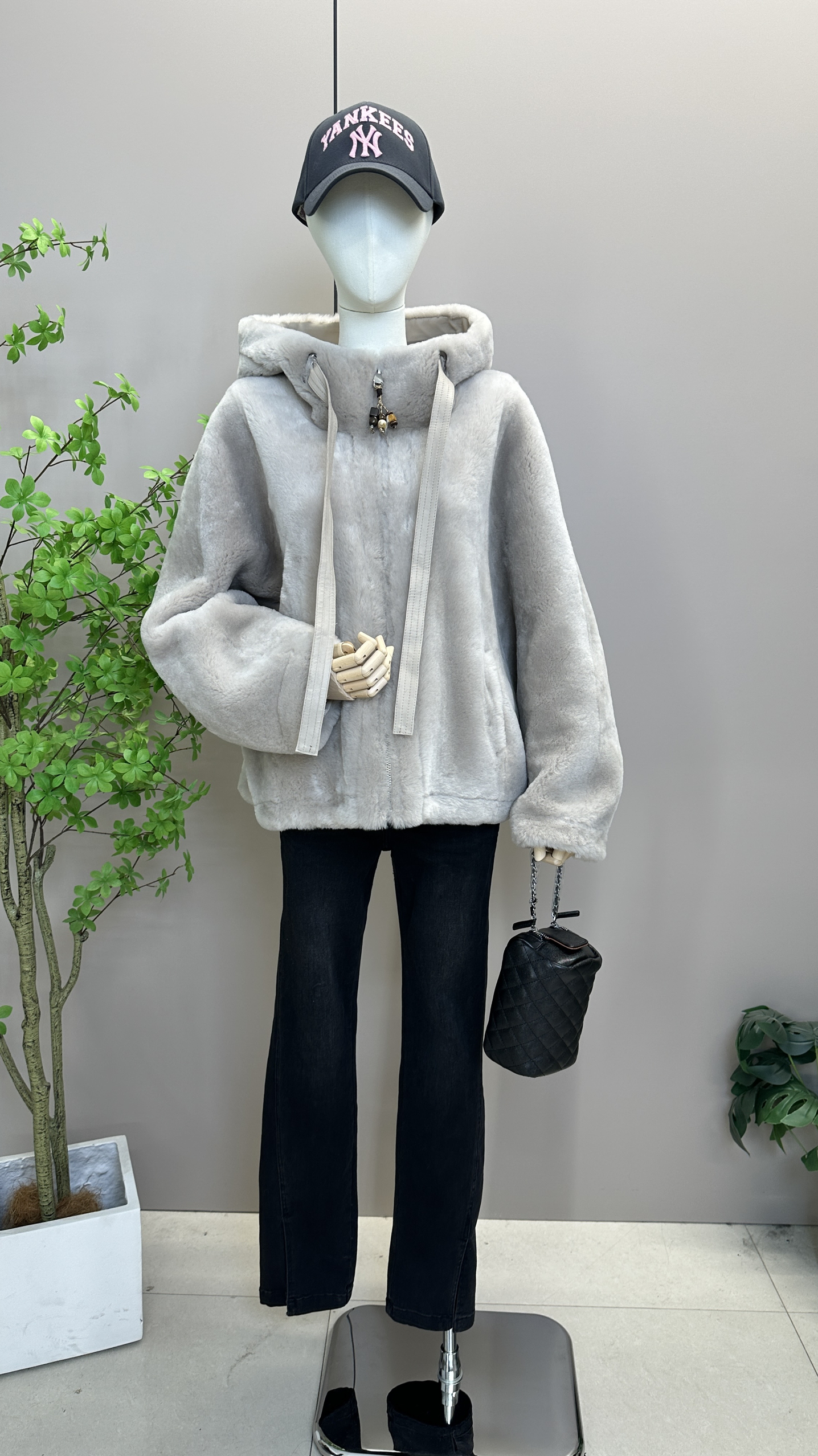 海宁2025新款蝙蝠袖连帽短款羊美丽奴皮毛一体外套女时尚显瘦大码