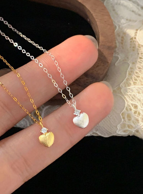 时尚轻奢金色拉丝mini小爱心吊坠项链女温柔小众镶嵌精致简约