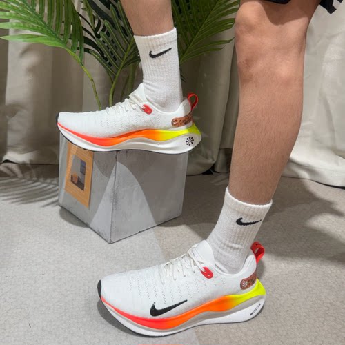 耐克Nike男鞋轻便飞线透气跑步鞋