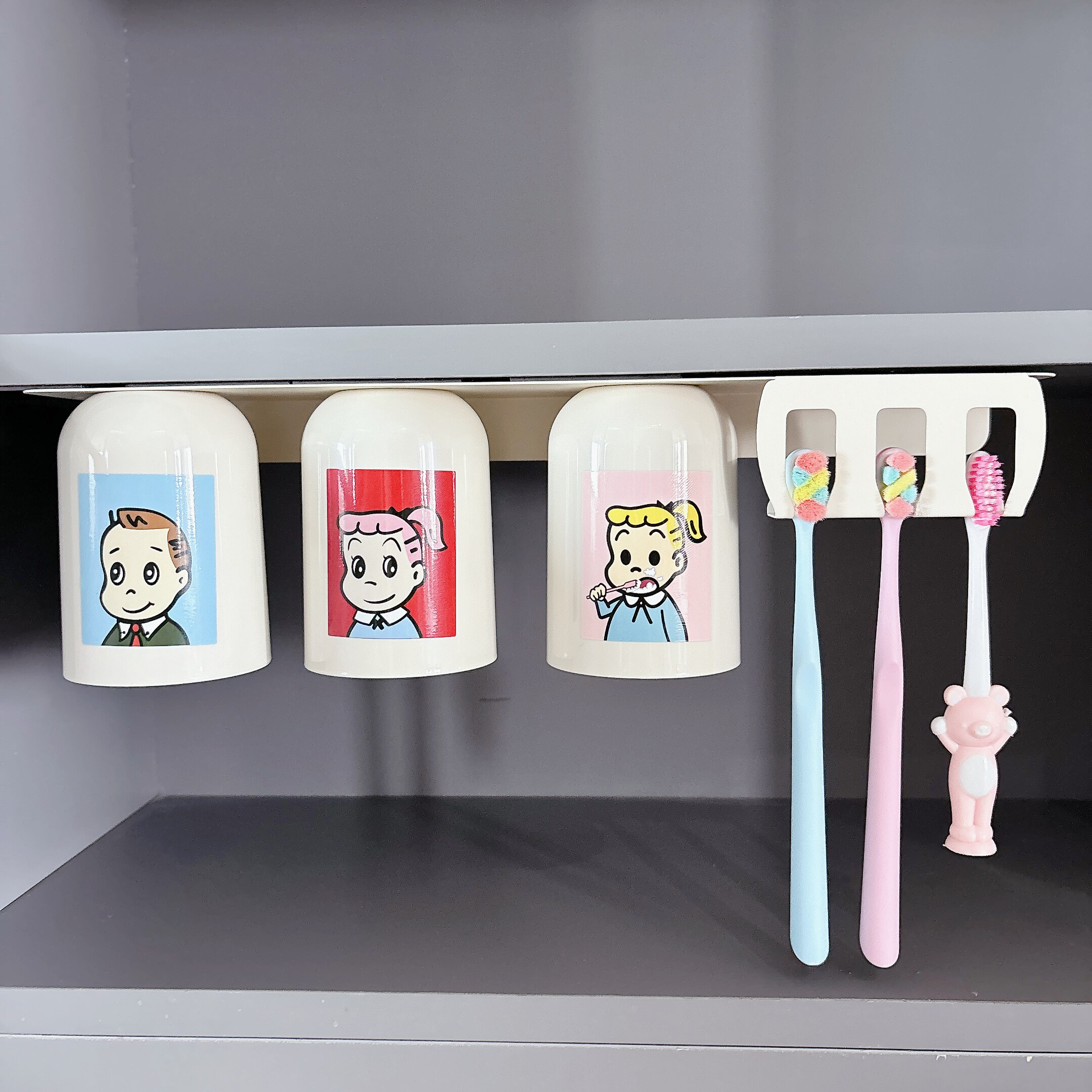 镜柜底磁吸牙刷架子漱口杯子一家三口四牙刷牙杯置物架壁挂式倒挂