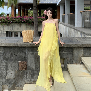 黄色海边度假荷叶边挂脖连衣裙女夏不规则露背开叉吊带长裙沙滩裙