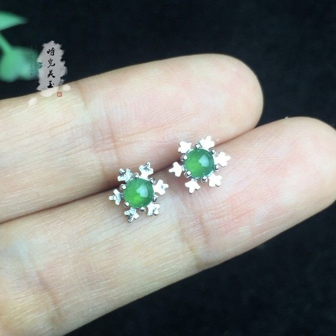 银镶天然A货翡翠冰种绿雪花耳钉