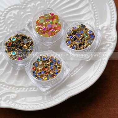 颖颖美甲宫廷复古镶边铆钉金属包边彩色钻珍珠老钱风ins美甲饰品