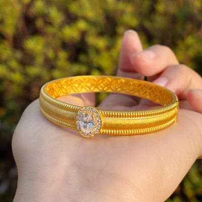 足金手镯镶嵌莫桑钻百搭大气