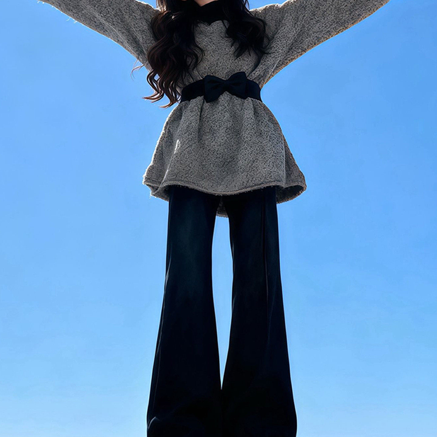 韩系灰色蝴蝶结收腰毛衣女秋冬季2025新款慵懒风宽松内搭针织上衣