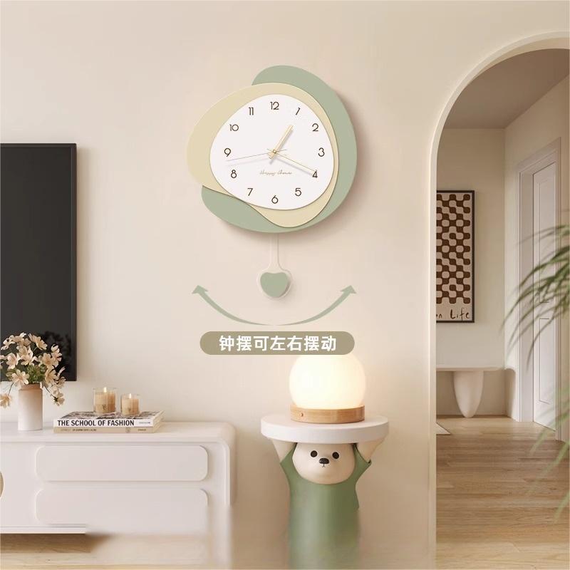 奶油风钟表客厅挂钟时尚艺术家用静音挂表网红高级感创意时钟壁灯