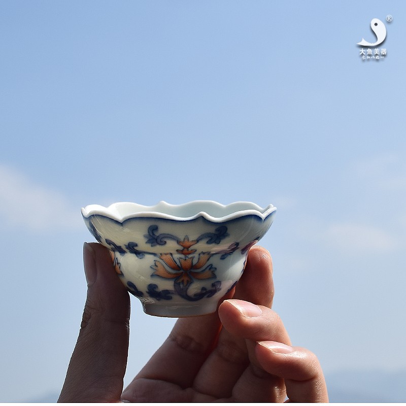 大鱼美器茶杯仿明成化手绘青花压手杯功夫茶单杯品茗杯仿古主人杯