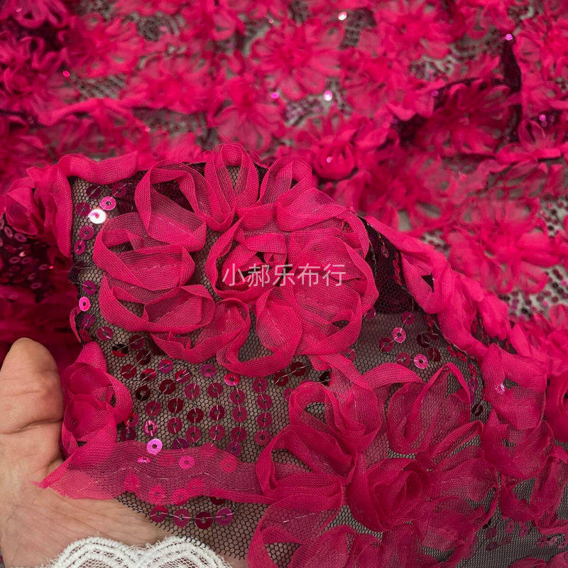 玫红色盘花蕾丝花边布料坎肩上衣连衣裙礼服演出服设计师服装面料