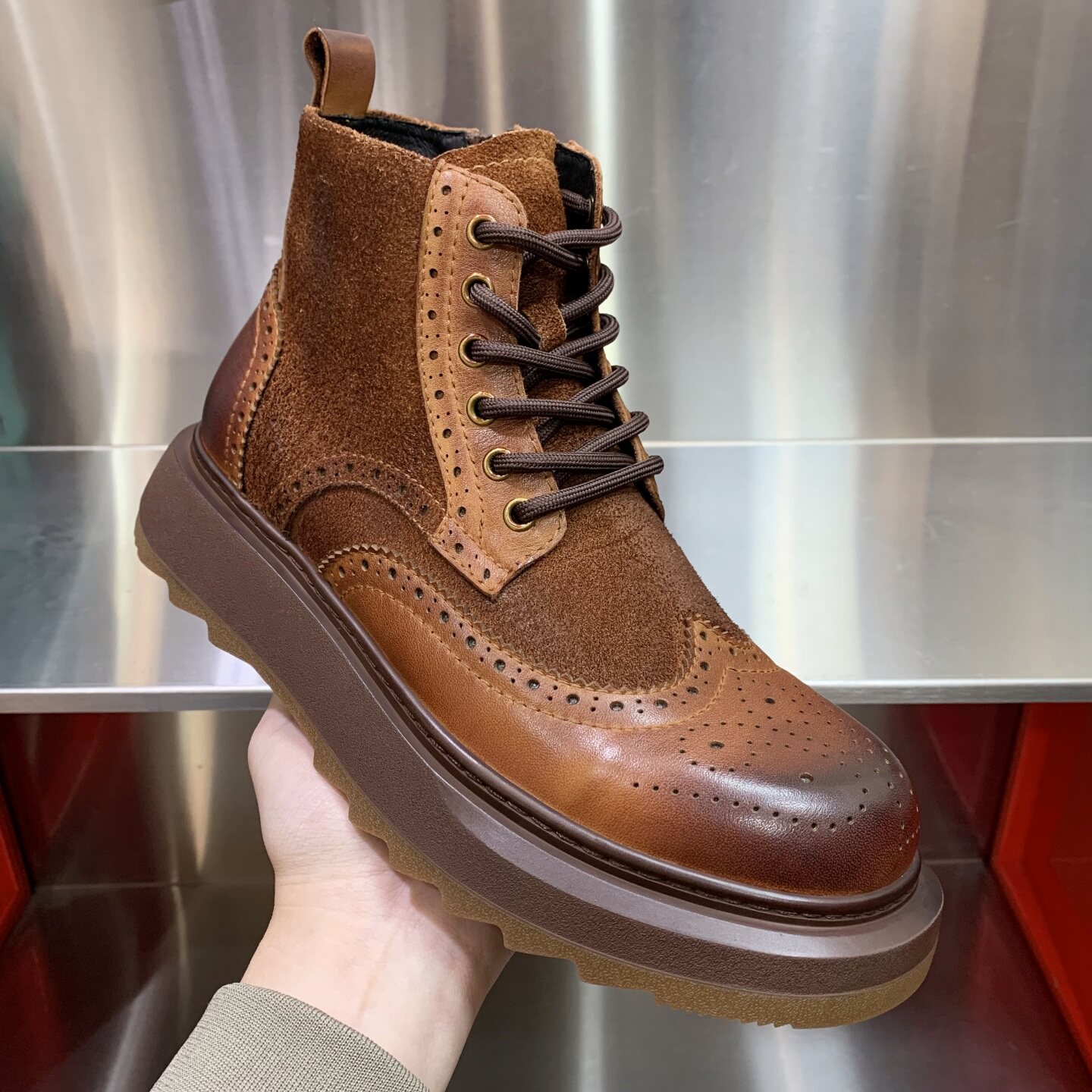 新款时尚英伦风真皮布洛克雕花厚底马丁靴男高帮复古工装靴机车靴