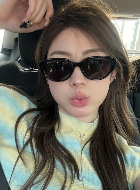 网红猫眼墨镜女凹造型