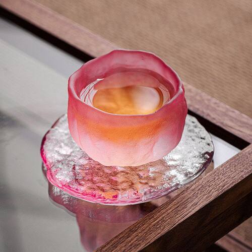 女士小女主人品茗粉色茶杯日式