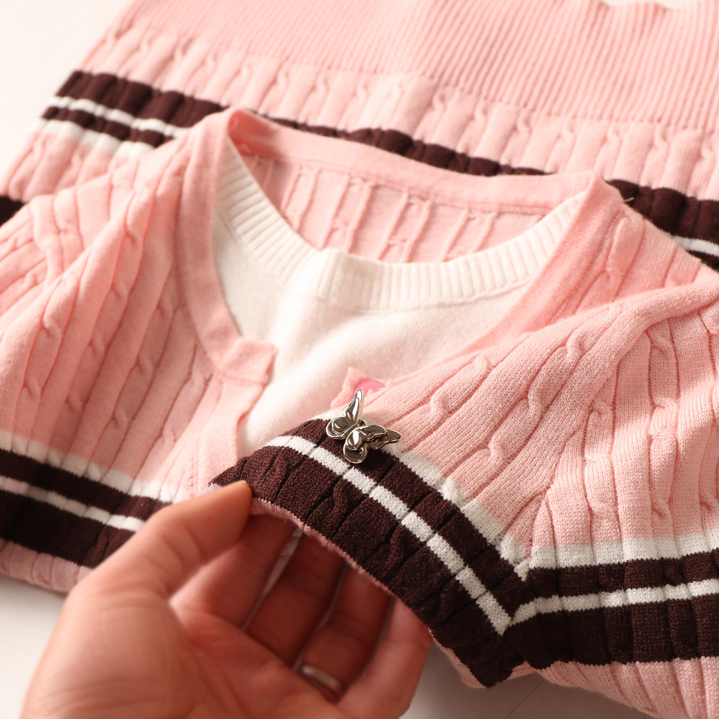 韩系温柔气质假两件拼接撞色条纹圆领胸针装饰修身麻花纹针织衫女