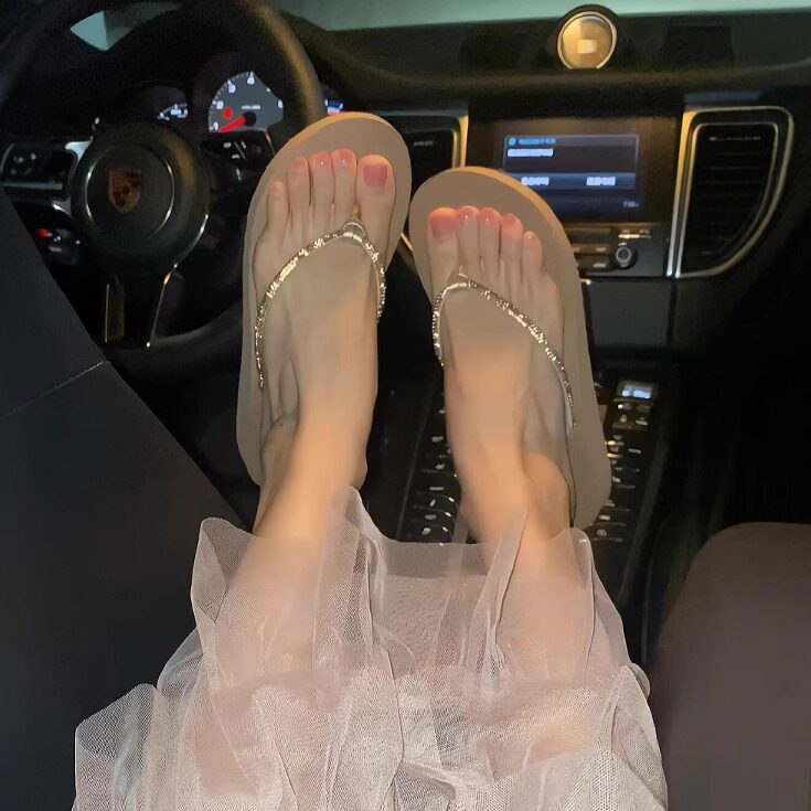 闪钻人字拖鞋女外穿防滑夏季新款时尚海边ins网红慵懒感夹角凉拖