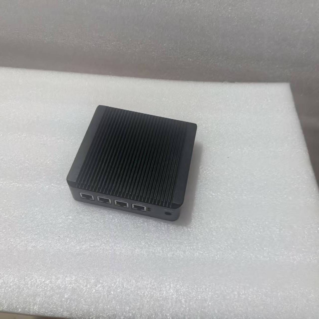 询价购-j1900软路由主机，四网口工控机，四个