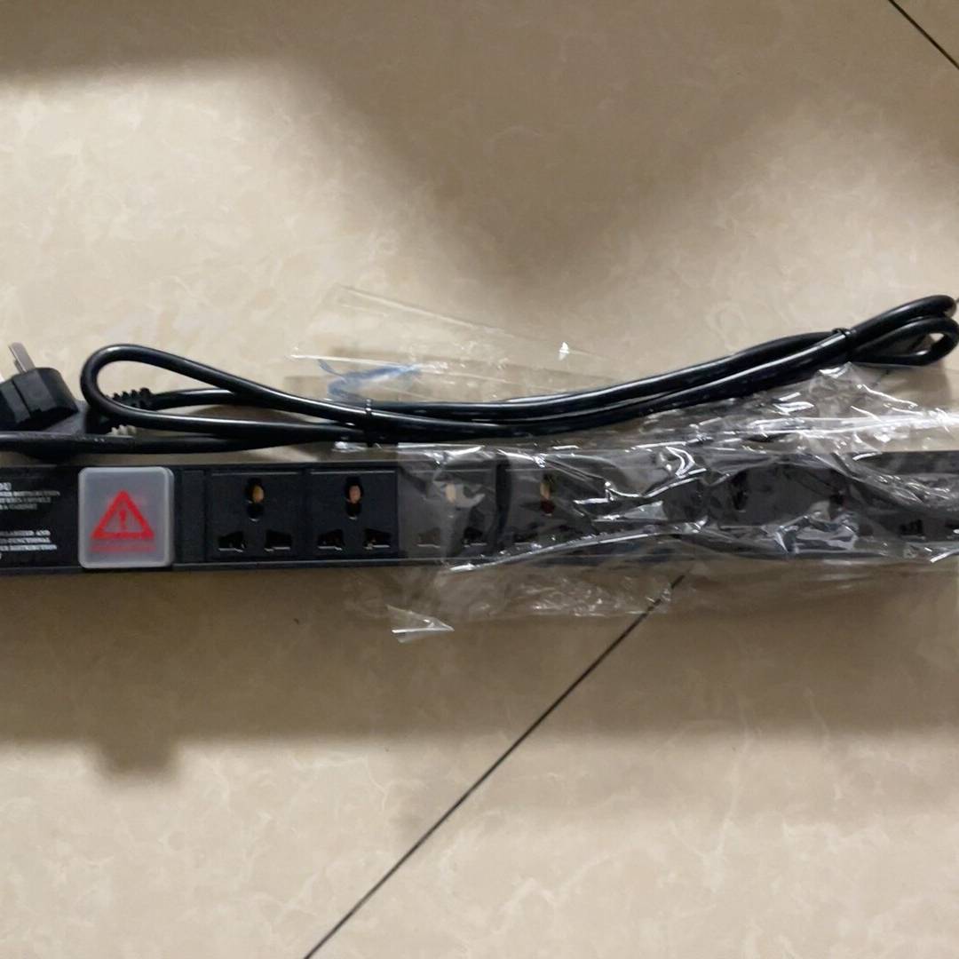询价购-机柜专用PDU， 挂耳线材齐备，新的，