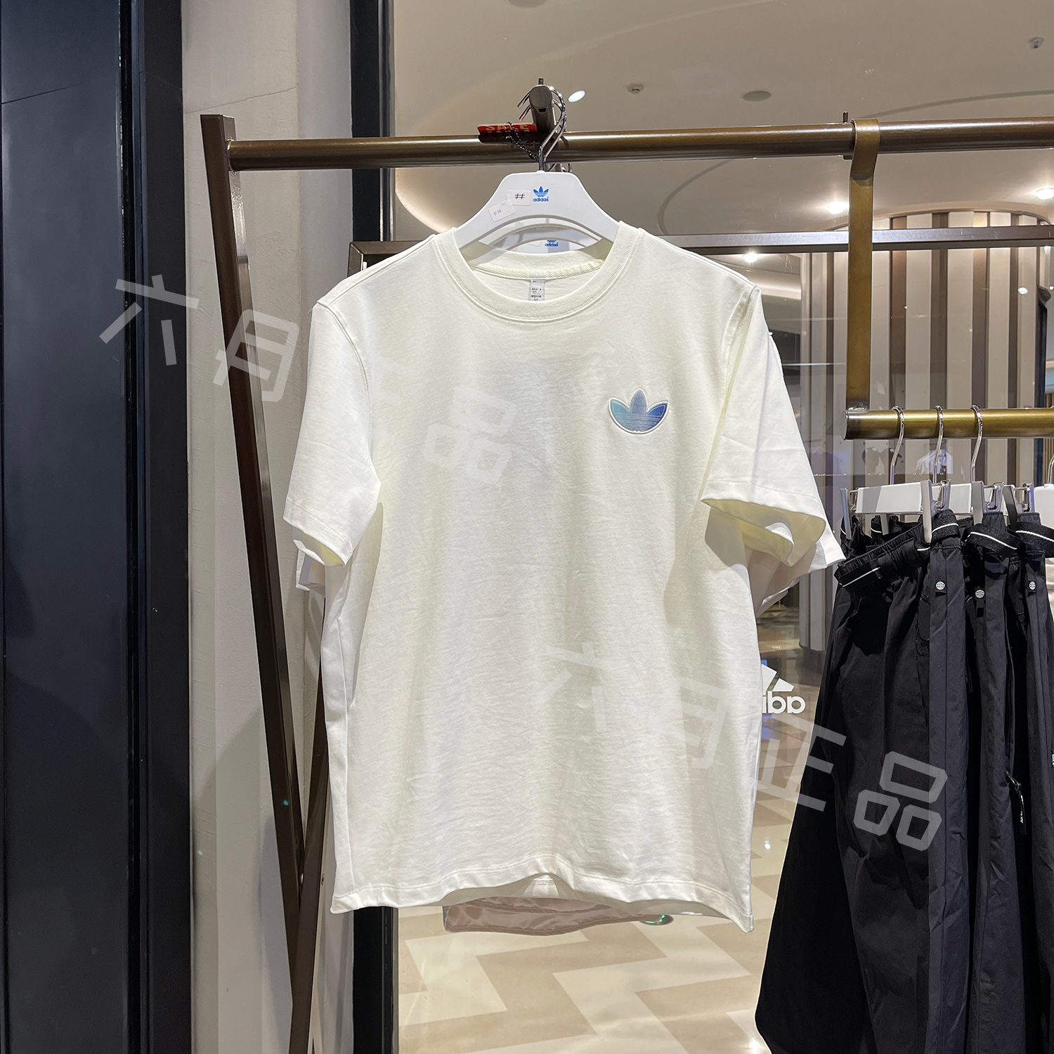 阿迪达斯三叶草男子宽松透气运动T恤圆领排汗休闲短袖半袖 IK8683