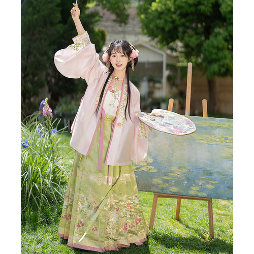 云藏月绣少女绿色马面裙汉服套装