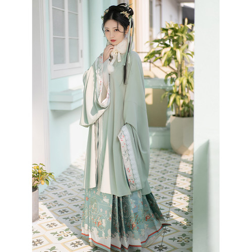 云藏月绣绿色比甲马面裙汉服套装