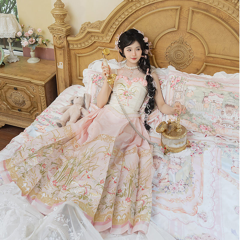 云藏月绣粉色少女风胸衣马面套装