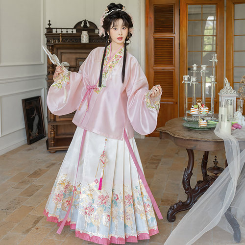 云藏月绣粉色少女风马面汉服套装