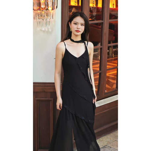 QILI绮丽时装2025秋冬吊带裙 AC25560