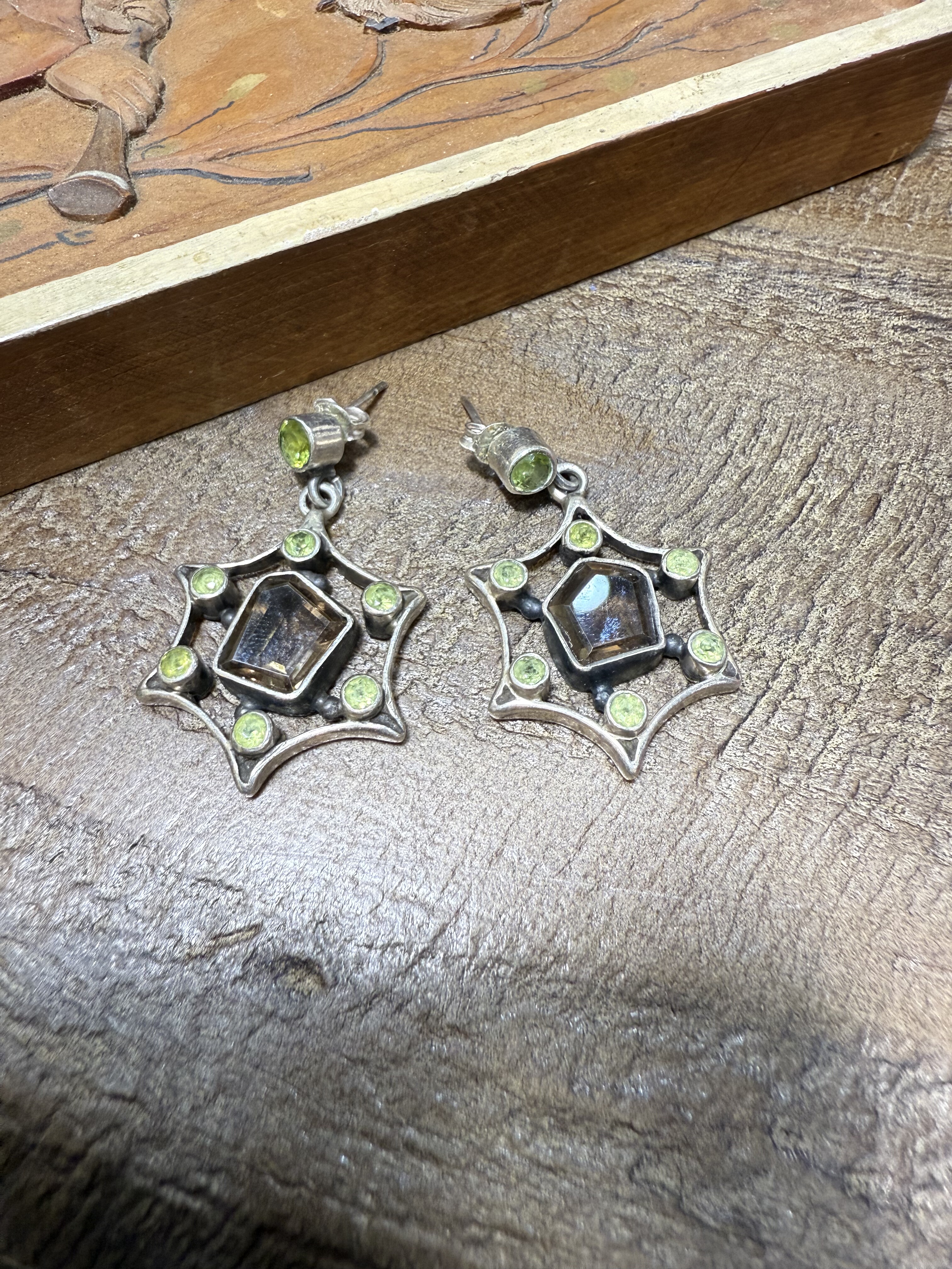 中古默认微瑕不退不换 艺术不规则天然水晶葡萄石银耳钉
