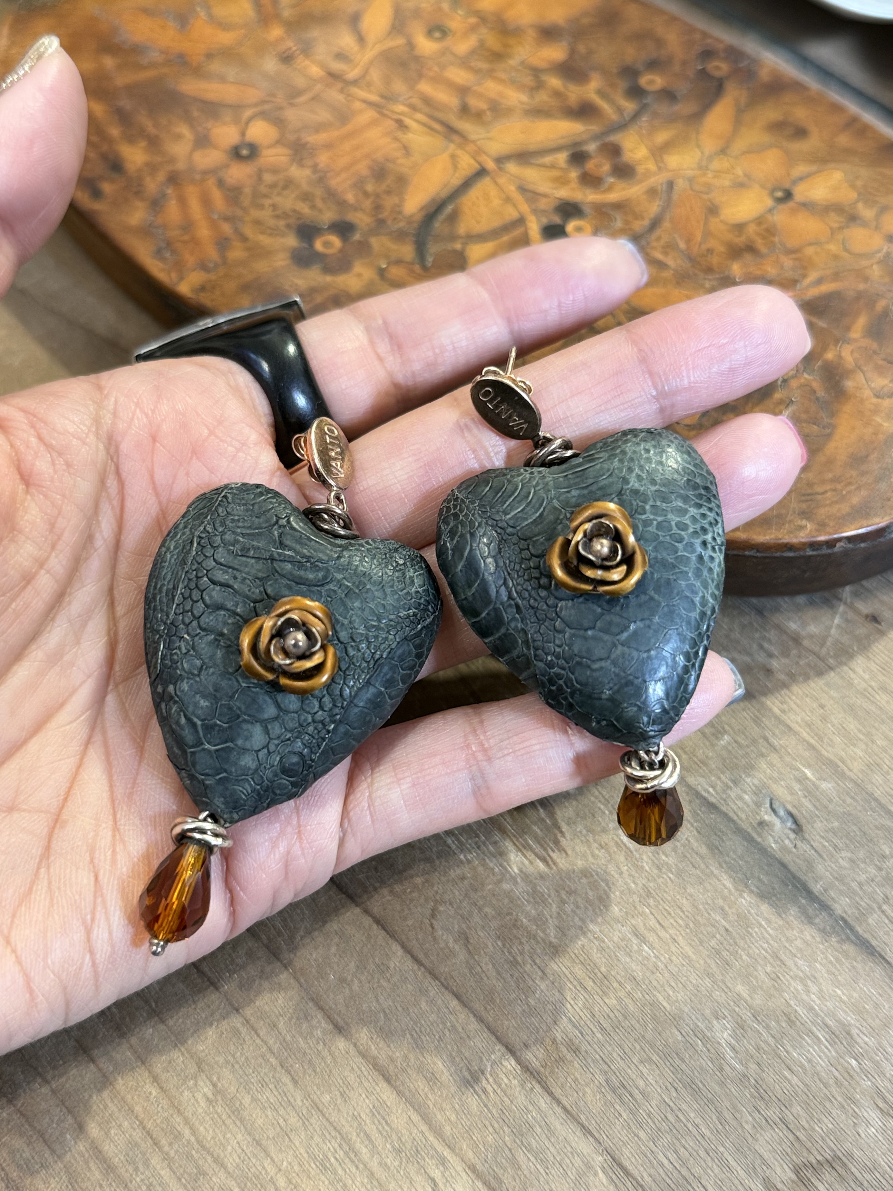 中古默认微瑕不退不换  品牌打标鳄鱼皮银耳环 有镀层 过敏不建议
