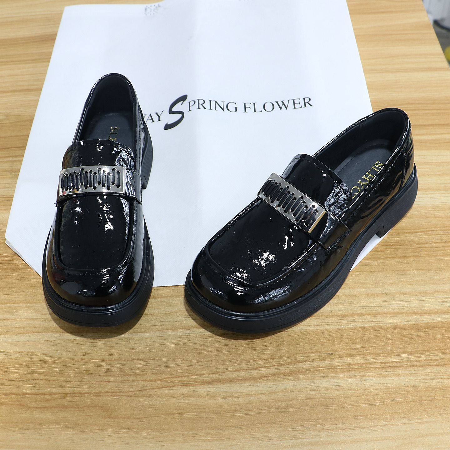 诗路花语女鞋2026春英伦漆皮乐福鞋一脚蹬金属扣通勤单鞋91-6030