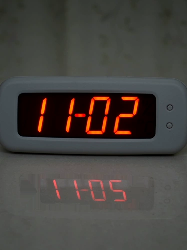 Электронные тактовые часы автомобильные часы -грузовик. ТЕМПЕТАНИЯ ТЕМПЕРАТУЛЬ ТЕМПЕТА