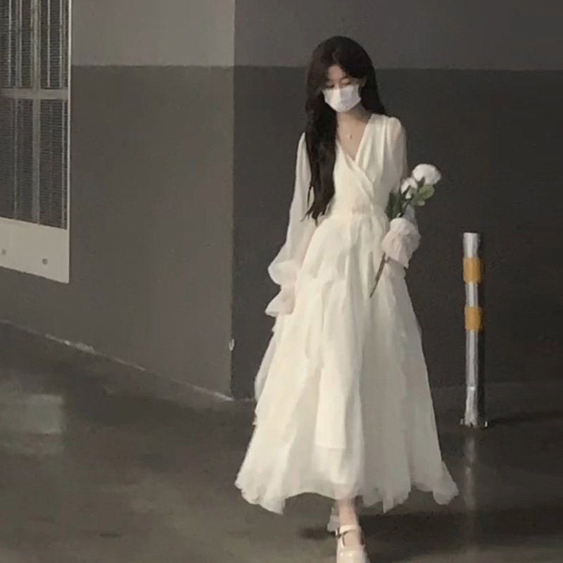 早秋新款奶白色法式初恋仙女裙温柔风v领显瘦垂坠感连衣裙