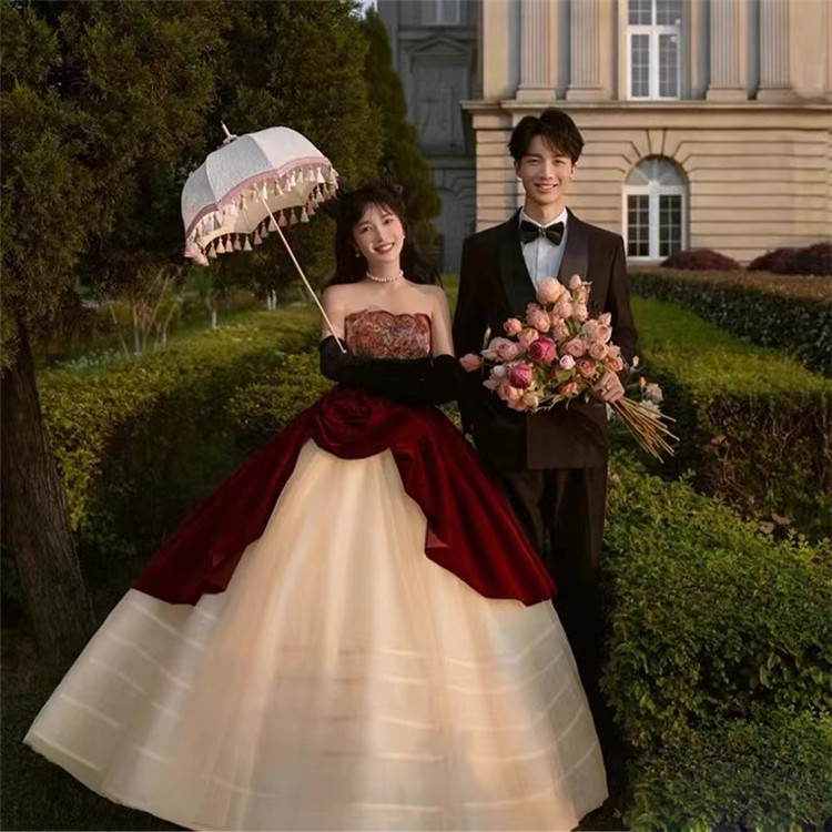 사진 웨딩 스튜디오 무료 배송 복고풍 테마 의류 커플 사진 촬영 야외 프랑스어 코트 햅번 스타일 드레스