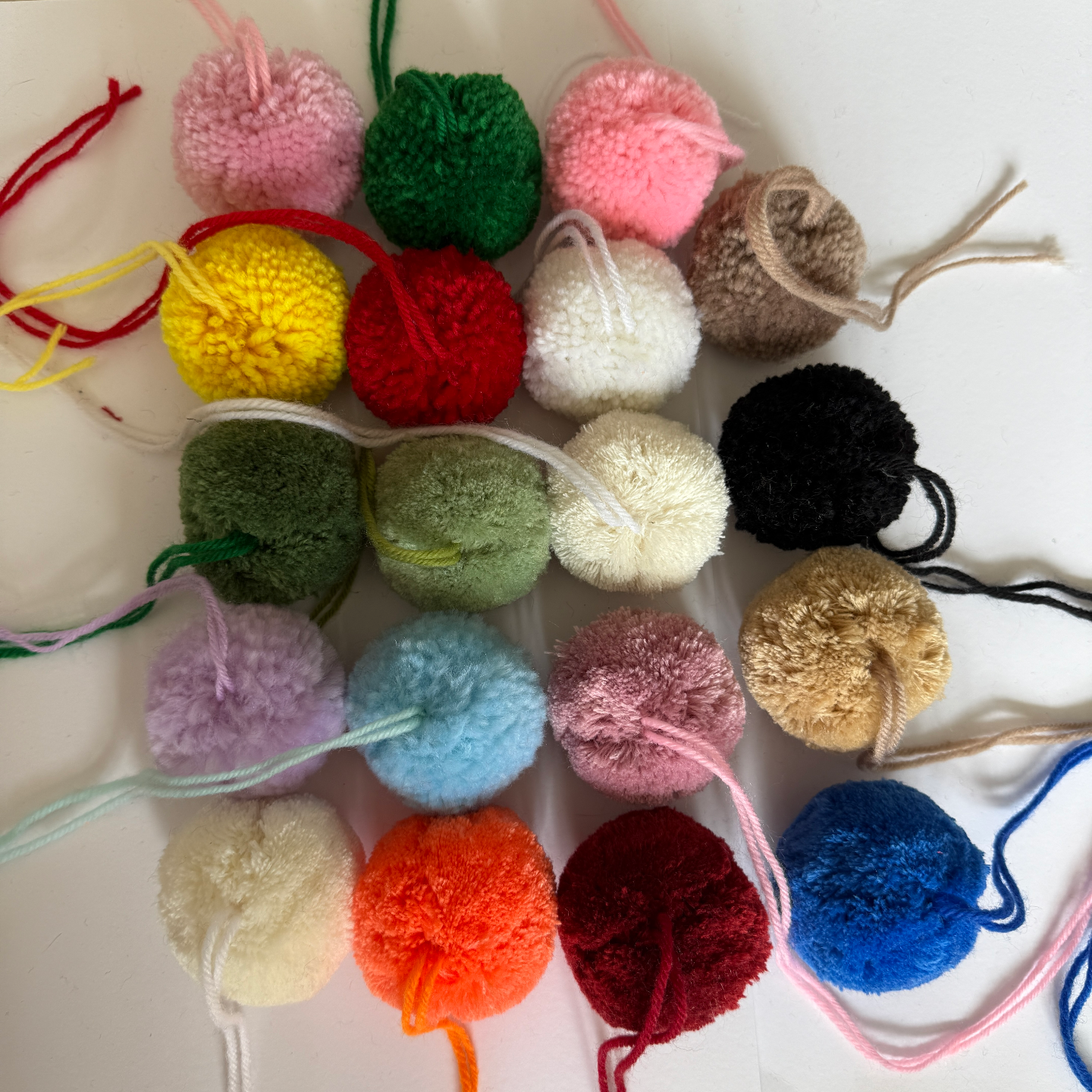 带尾巴毛球6公分直径球带毛线绳子球 仿羊绒毛球毛毯挂饰冰岛毛球