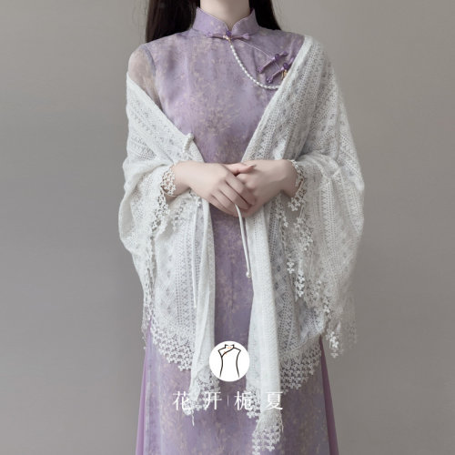 米白色镂空针织披肩配旗袍开衫