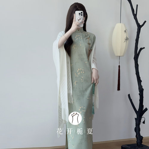 绿色古法全开襟旗袍少女日常