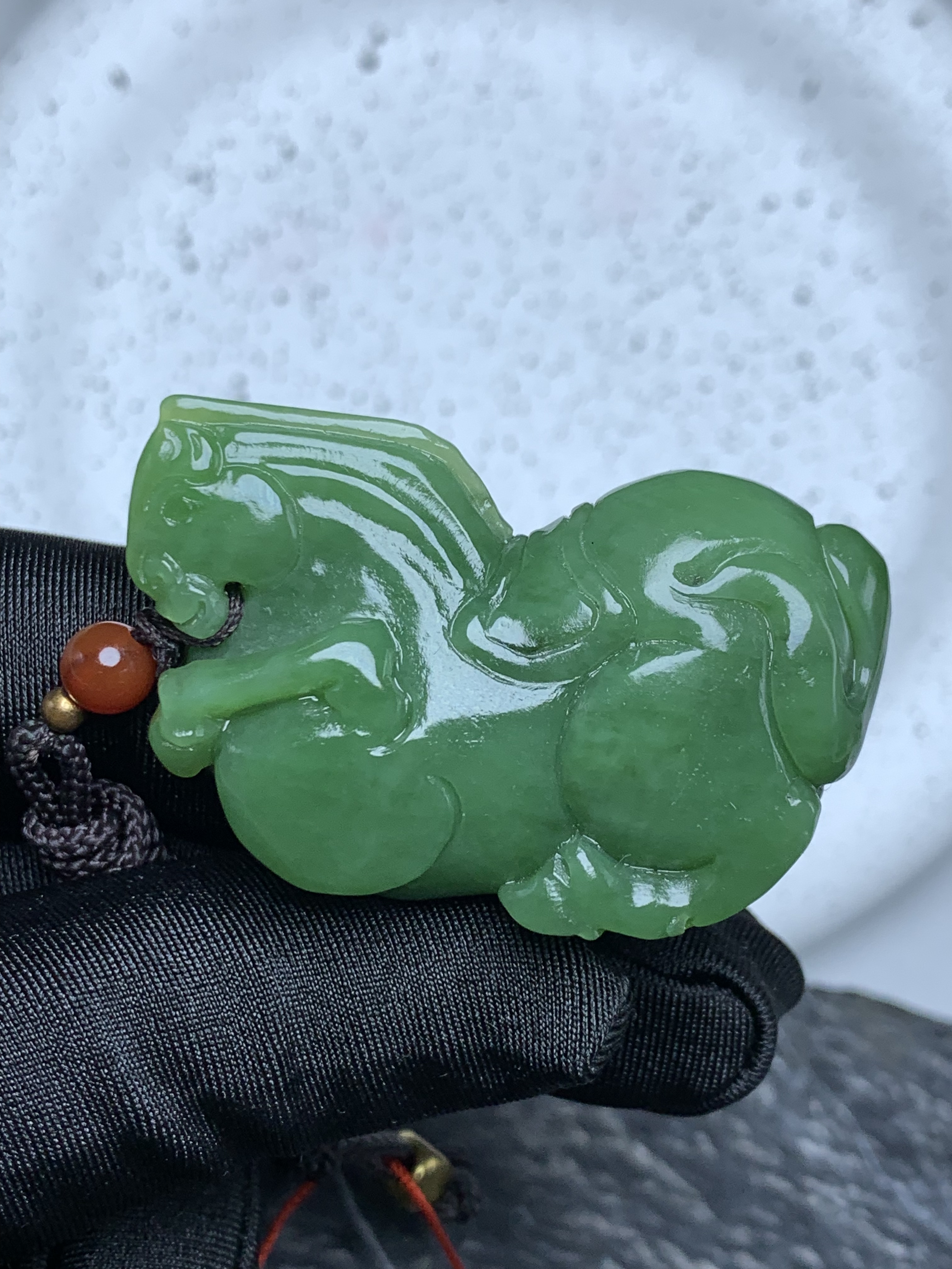 绿色和田玉碧玉生肖马吊坠属马人碧玉