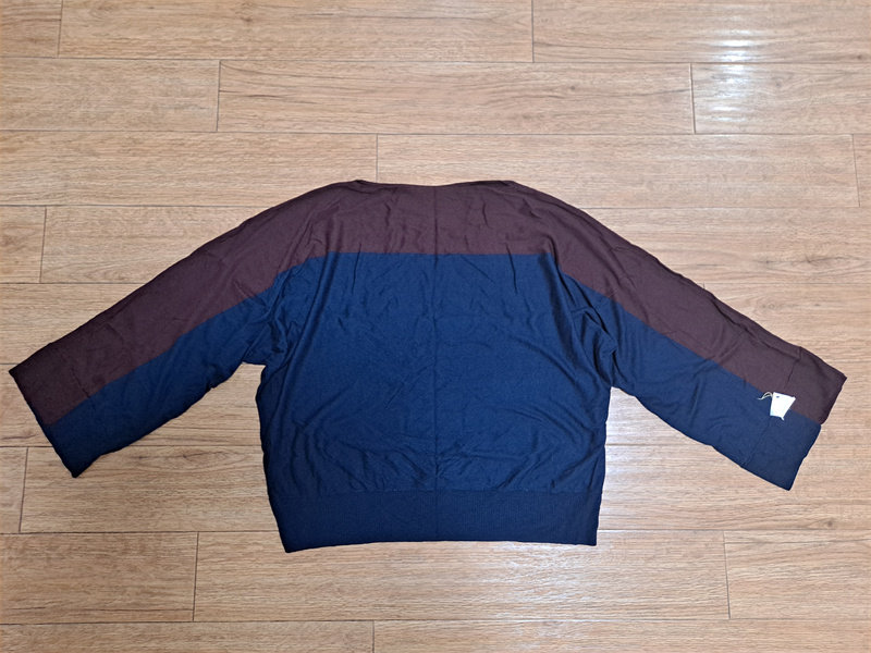 样 酒红藏青拼接时装款宽袖慵懒针织衫